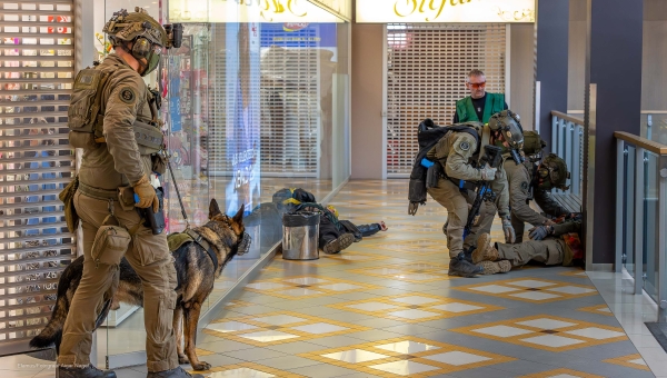 Kagukeskuses toimunud õppusel rullusid sündmused lahti läbi kolme korruse ning jõuti isegi katusele. Fotol politsei reageerimas sündmusele keskuse teisel korrusel. FOTOD: Aigar Nagel